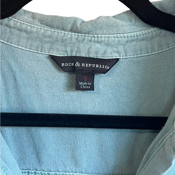 Rock & Republic Light Blue Sleeveless Button Up Size Small - Picture 3 of 7